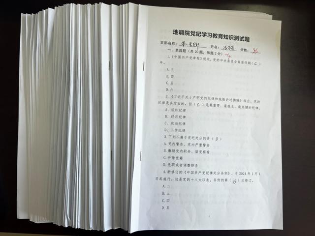 缉毒犬现场表演吸引了师生和群众的关注